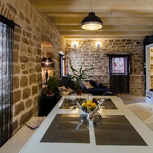 Capo Family & Capo Studio -old Town-parking Trogir